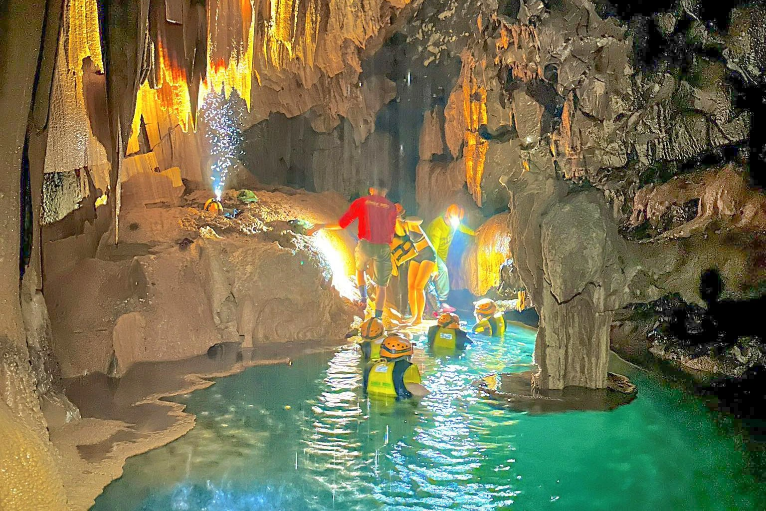 Vẻ đẹp siêu thực trong hang động có hồ nước bí ẩn treo lơ lửng - 1