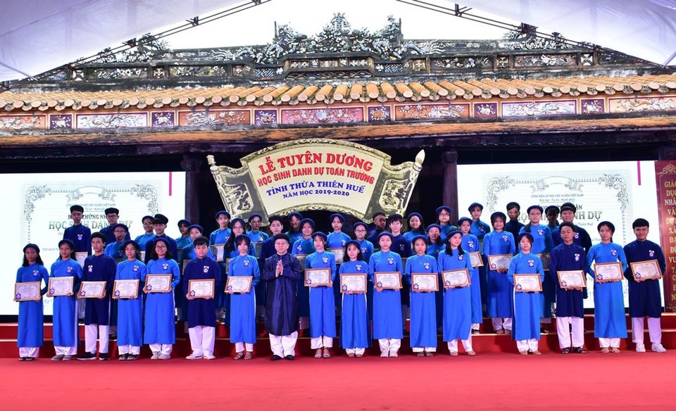 367 học sinh danh dự toàn trường mặc áo dài ngũ thân lên nhận thưởng - 7 367 học sinh danh dự toàn trường mặc áo dài ngũ thân lên nhận thưởng - 7