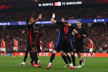 Barcelona đánh bại Benfica trong trận cầu nghẹt thở 9 bàn thắng