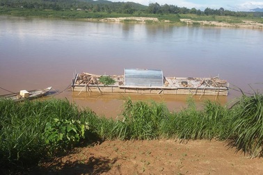 Phát hiện một thi thể mắc vào bè cá trên sông Trà Khúc