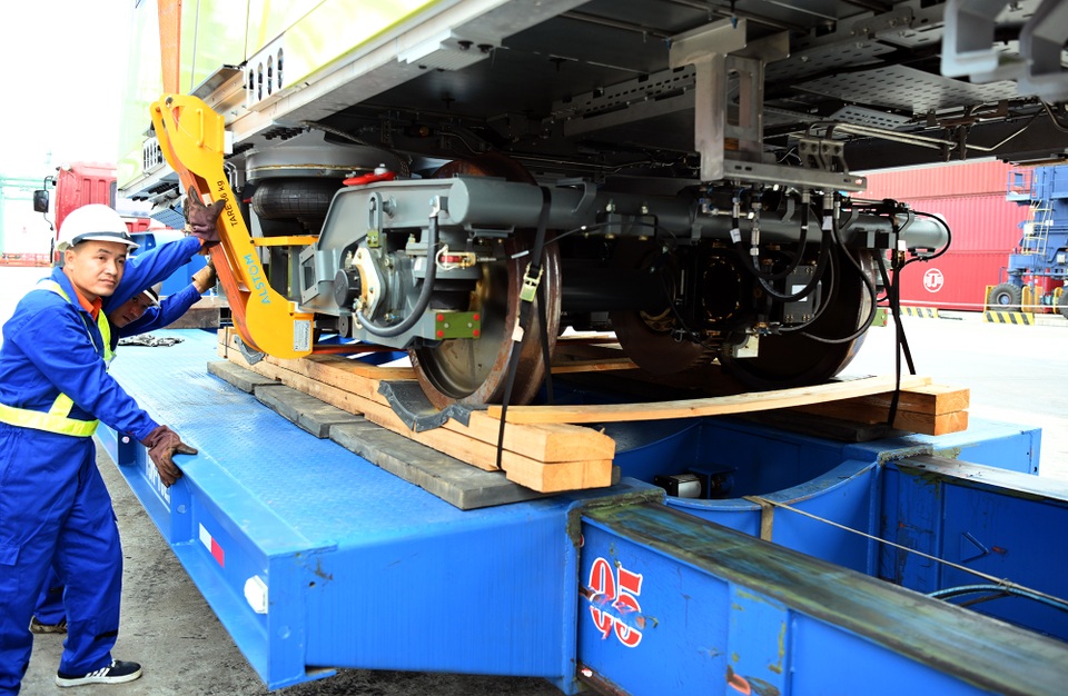 Đoàn xe siêu trường chở tàu đường sắt Nhổn - ga Hà Nội từ Đình Vũ về Hà Nội - 8