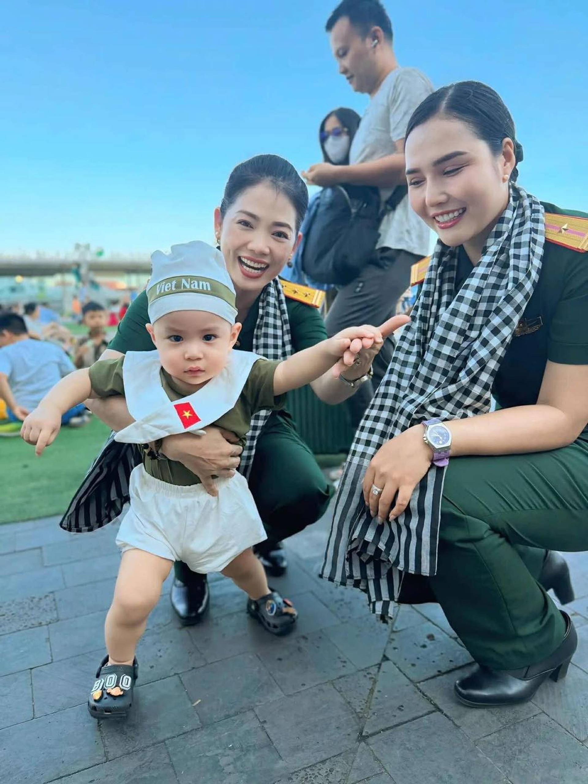 Nữ Thiếu tá có giọng đọc chạm trái tim ở A80: Xinh như hoa hậu, cao 1,7m - 4 Nữ Thiếu tá có giọng đọc chạm trái tim ở A80: Xinh như hoa hậu, cao 1,7m - 4