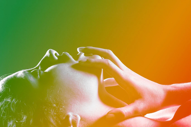 Người phụ nữ "hưng phấn" khi đang nghe hòa nhạc trong khán phòng