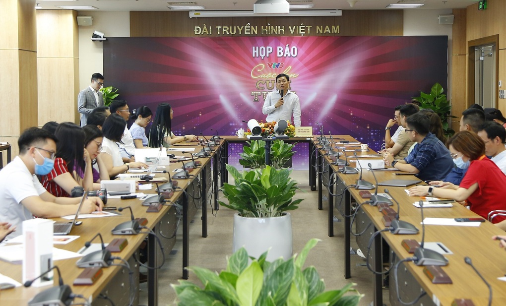 Hồng Đăng tô son cho BTV Long Vũ gây chú ý - 1 Hồng Đăng tô son cho BTV Long Vũ gây chú ý - 1