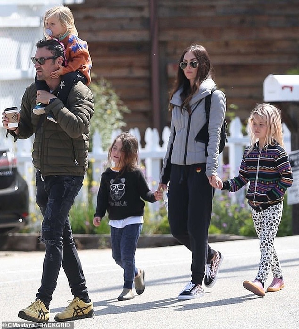Megan Fox giản dị đưa con ra phố - 8 Megan Fox giản dị đưa con ra phố - 8