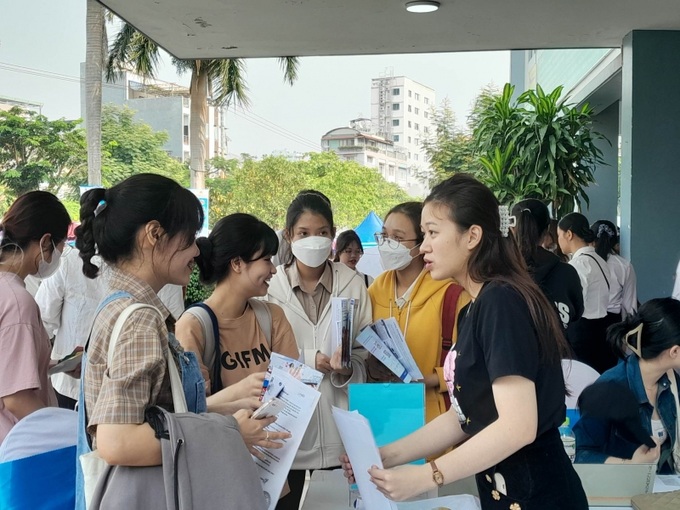 Người lao động tham gia Ngày hội việc làm Đà Nẵng ngày 24/3.