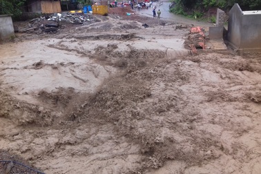 Lũ quét kinh hoàng, 9 ngôi nhà bị cuốn trôi