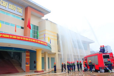 Sau diễn tập PCCC, ki ốt trong chợ... cháy thật