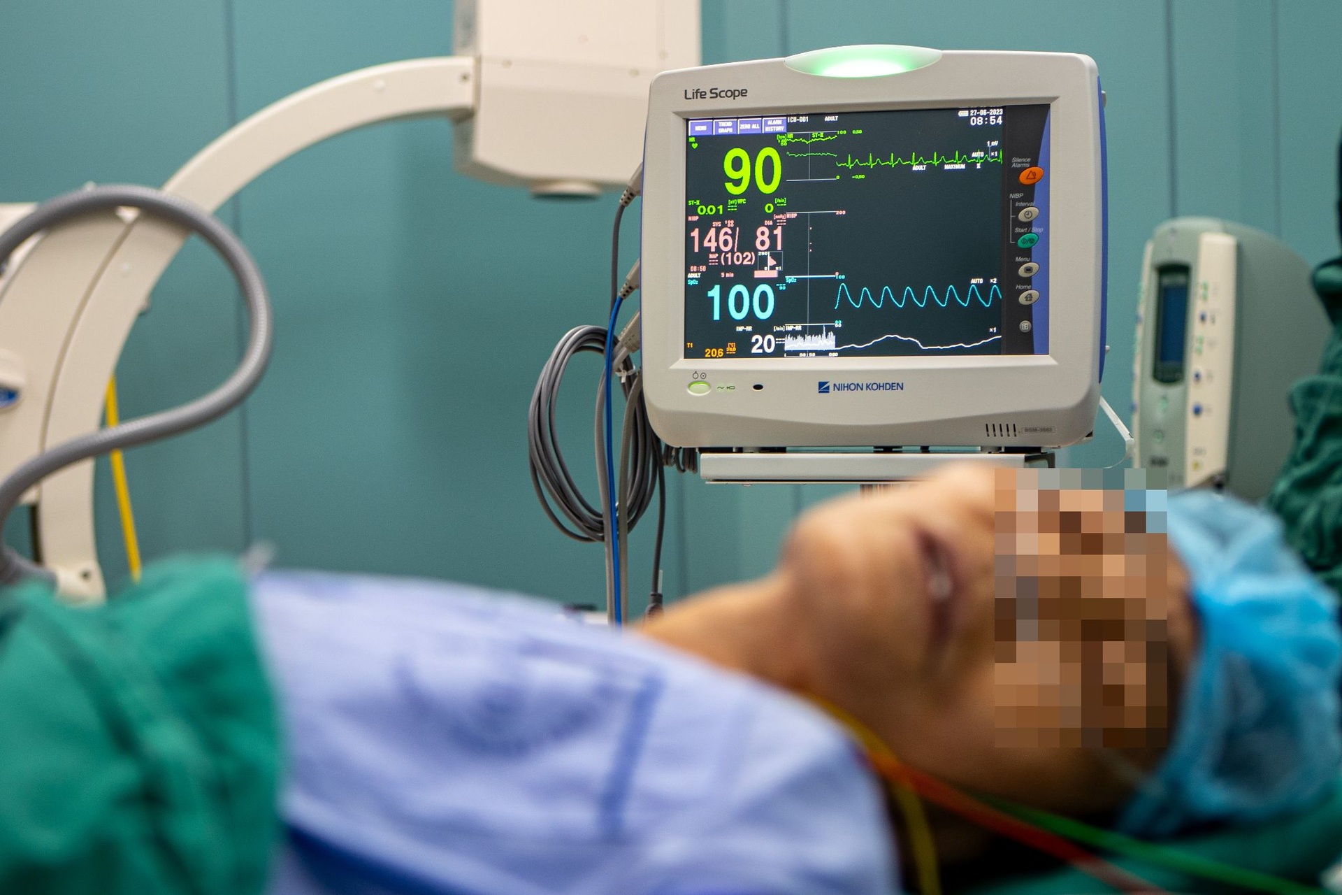 Tận mắt xem bác sĩ dùng máy khoan, đinh vít cứu cánh tay gãy - 9 Tận mắt xem bác sĩ dùng máy khoan, đinh vít cứu cánh tay gãy - 9