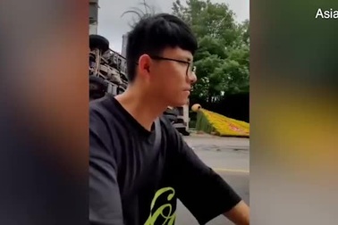 Chiếc cần cẩu đổ sập khi 2 công nhân đang làm nhiệm vụ.