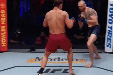 Võ sĩ đấm như "giã cua", hạ gục đối thủ sau hai phút