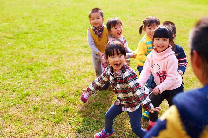 Cha mẹ nên hướng trẻ đến các hoạt động vui chơi ngoài trời với bạn bè thay vì dành quá nhiều thời gian cho điện thoại thông minh. Ảnh: Stocksy