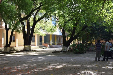 Người đàn ông vào trường cấp 3 nhảy lầu tự tử