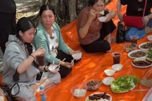 Mang "núi đồ ăn" du lịch: Gắn kết gia đình hay gây khó cho ngành du lịch?