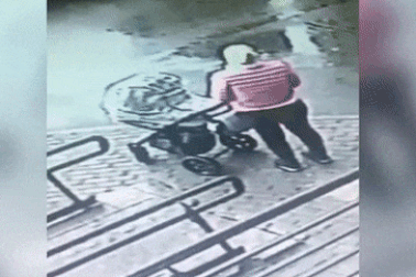 Thót tim chứng kiến cửa sổ tầng 5 vỡ rơi trúng bà mẹ và em bé trong xe đẩy