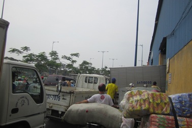 Những “đèn đỏ” bất đắc dĩ trên đại lộ Võ Văn Kiệt