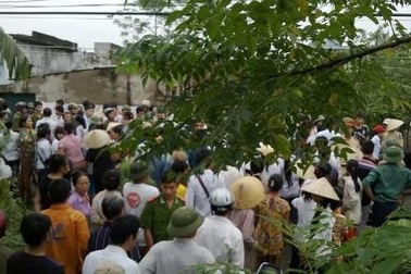 Hàng trăm người dân vây bắt 2 “cẩu tặc”