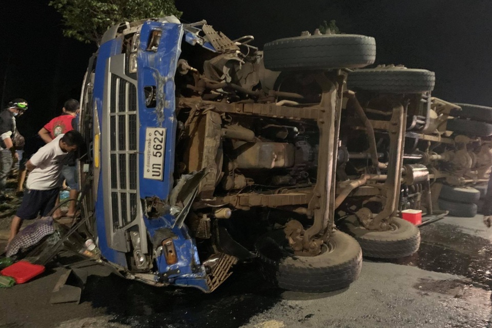 Xe chở củi mất phanh vò nát ô tô con, nữ tài xế tử vong - 3 Xe chở củi mất phanh vò nát ô tô con, nữ tài xế tử vong - 3