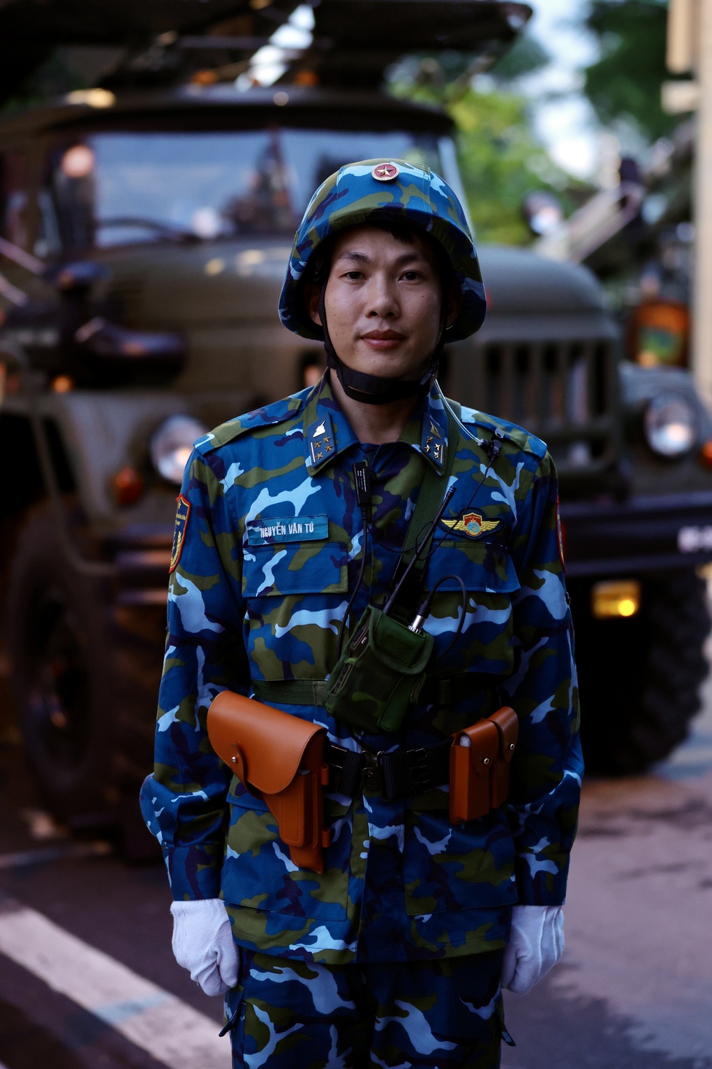 Cặp đôi cầu hôn khi đi xem diễu binh, chiến sĩ hô vang chúc mừng hạnh phúc - 4 Cặp đôi cầu hôn khi đi xem diễu binh, chiến sĩ hô vang chúc mừng hạnh phúc - 4
