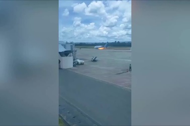 Khoảnh khắc máy bay bốc cháy trên đường băng khiến hành khách hoảng loạn