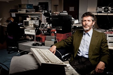 Giáo sư giàu nhất thế giới và đam mê "lập công ty"