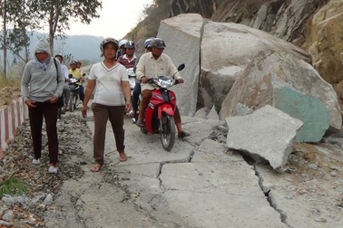 “Khổ” như lên… Núi Cấm