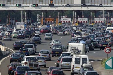 Pháp: Cướp 9 triệu USD trang sức từ xe chở tiền như phim