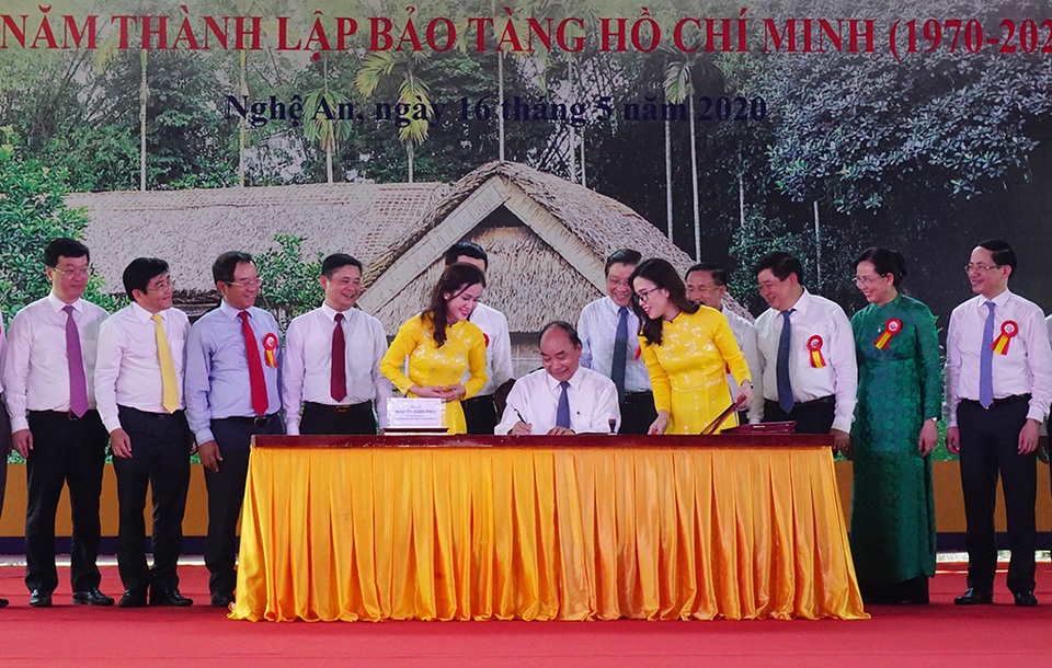 Phát hành đặc biệt bộ tem về Chủ tịch Hồ Chí Minh - 1 Phát hành đặc biệt bộ tem về Chủ tịch Hồ Chí Minh - 1