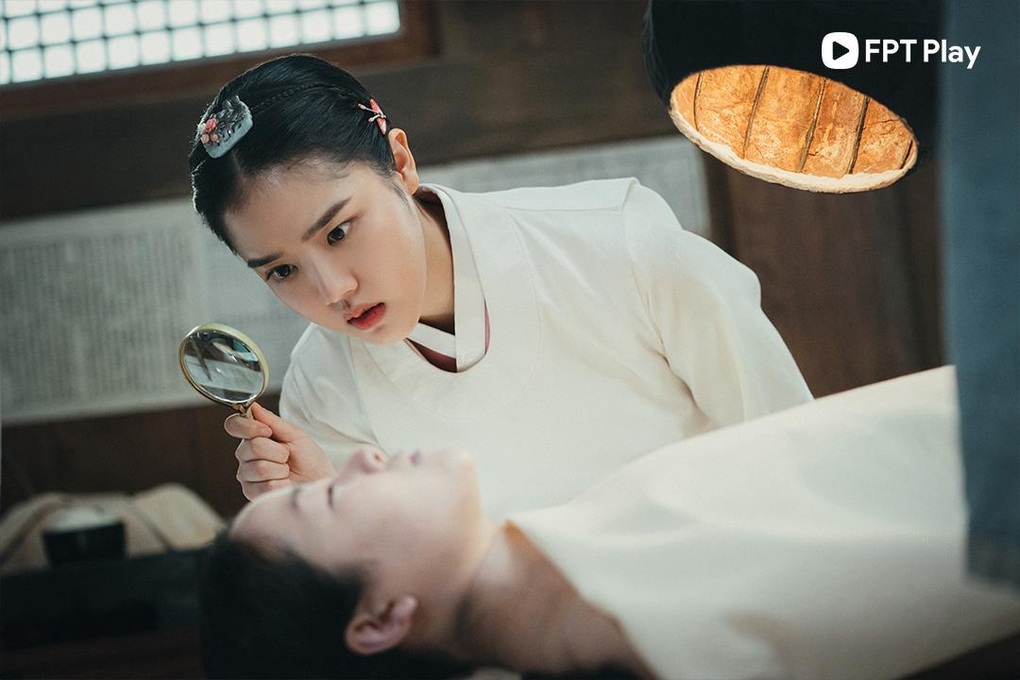 'Y Sư Tâm Thần Yoo Se Poong' trên FPT Play làm mới đề tài y khoa trong phim cổ trang - 4 'Y Sư Tâm Thần Yoo Se Poong' trên FPT Play làm mới đề tài y khoa trong phim cổ trang - 4