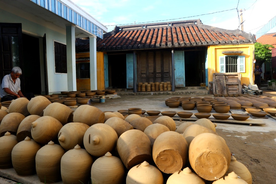 Du khách thích thú “về lại tuổi thơ” tại làng gốm hơn 500 năm tuổi Du khách thích thú “về lại tuổi thơ” tại làng gốm hơn 500 năm tuổi