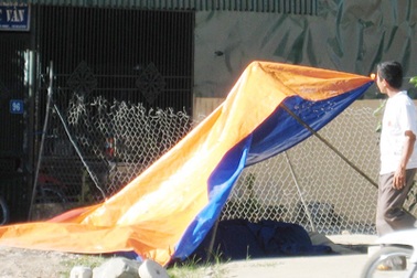 Lao vào mượn dao, cắt cổ trước quán cơm