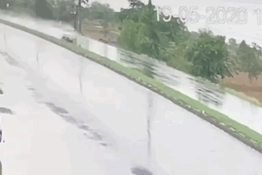Bài học lái xe trên đường mưa trơn trượt