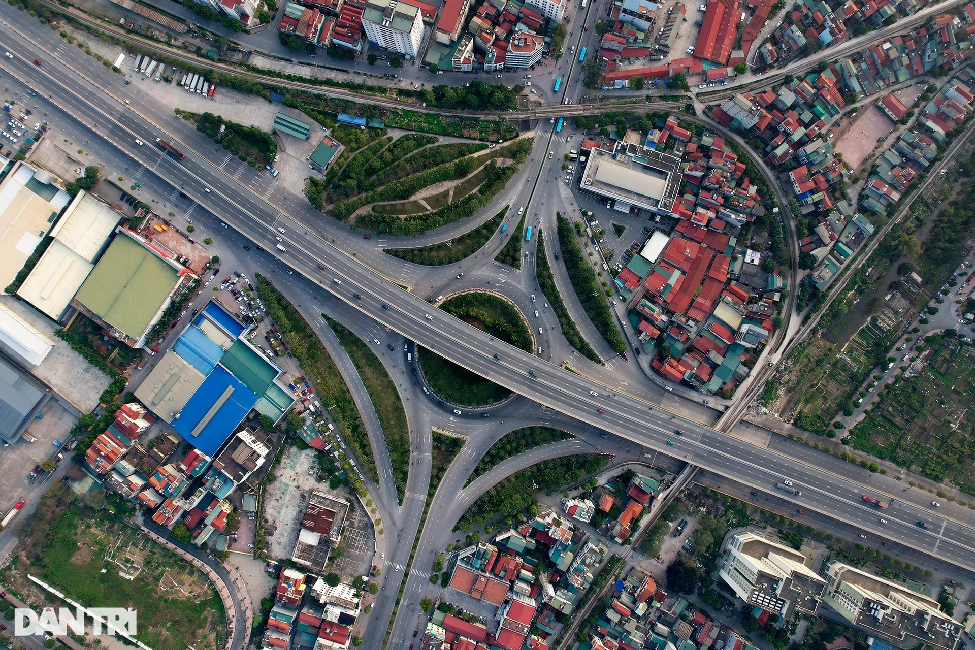 Choáng ngợp những nút giao thông hiện đại nhất Hà Nội - 17 Choáng ngợp những nút giao thông hiện đại nhất Hà Nội - 17