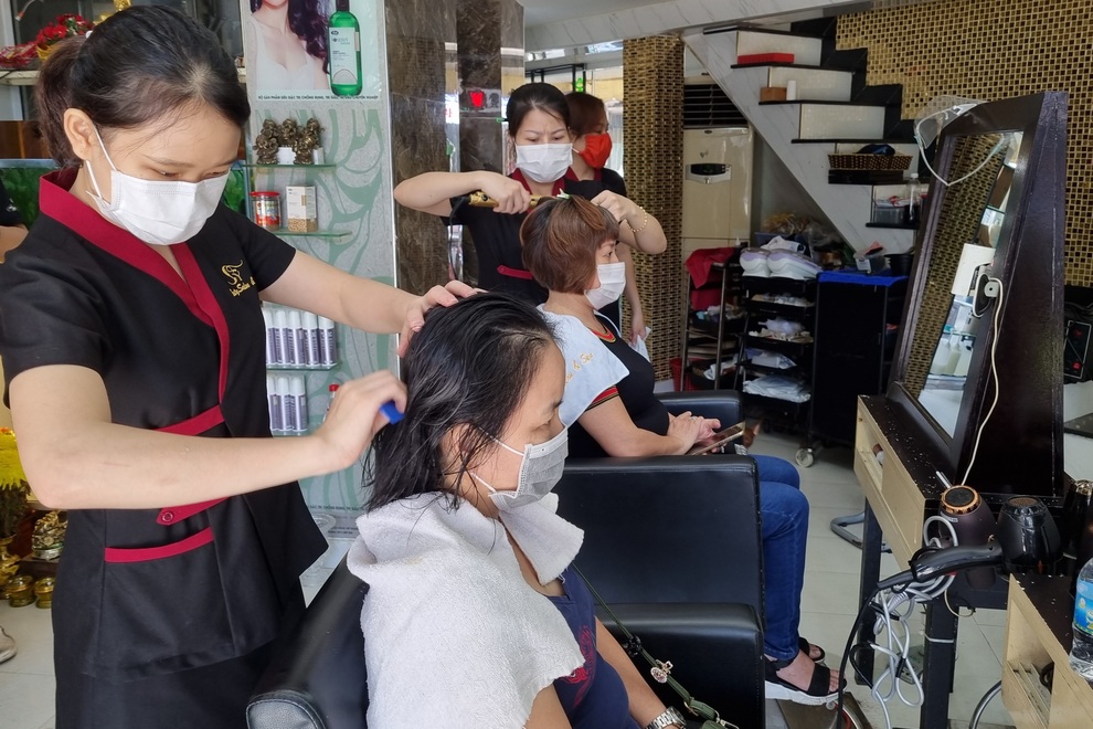 Người dân Đà Nẵng phấn khởi đi cắt tóc sau 2 tháng giãn cách xã hội - 2 Người dân Đà Nẵng phấn khởi đi cắt tóc sau 2 tháng giãn cách xã hội - 2