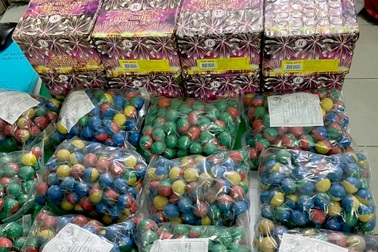 Nam sinh viên buôn pháo nổ dịp Tết để kiếm lời