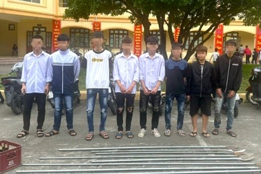 Nhóm thanh thiếu niên mang dao phóng lợn náo loạn đường phố