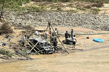 Hàng chục người trục vớt ô tô con bị lũ quét cuốn trôi