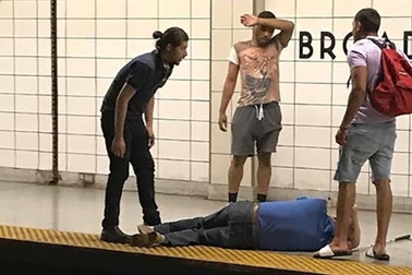 "Người hùng đường phố" giải cứu ông lão mù rơi xuống đường ray tàu điện