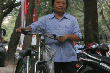 “Giàu” như mẹ nuôi em bé đánh giày!