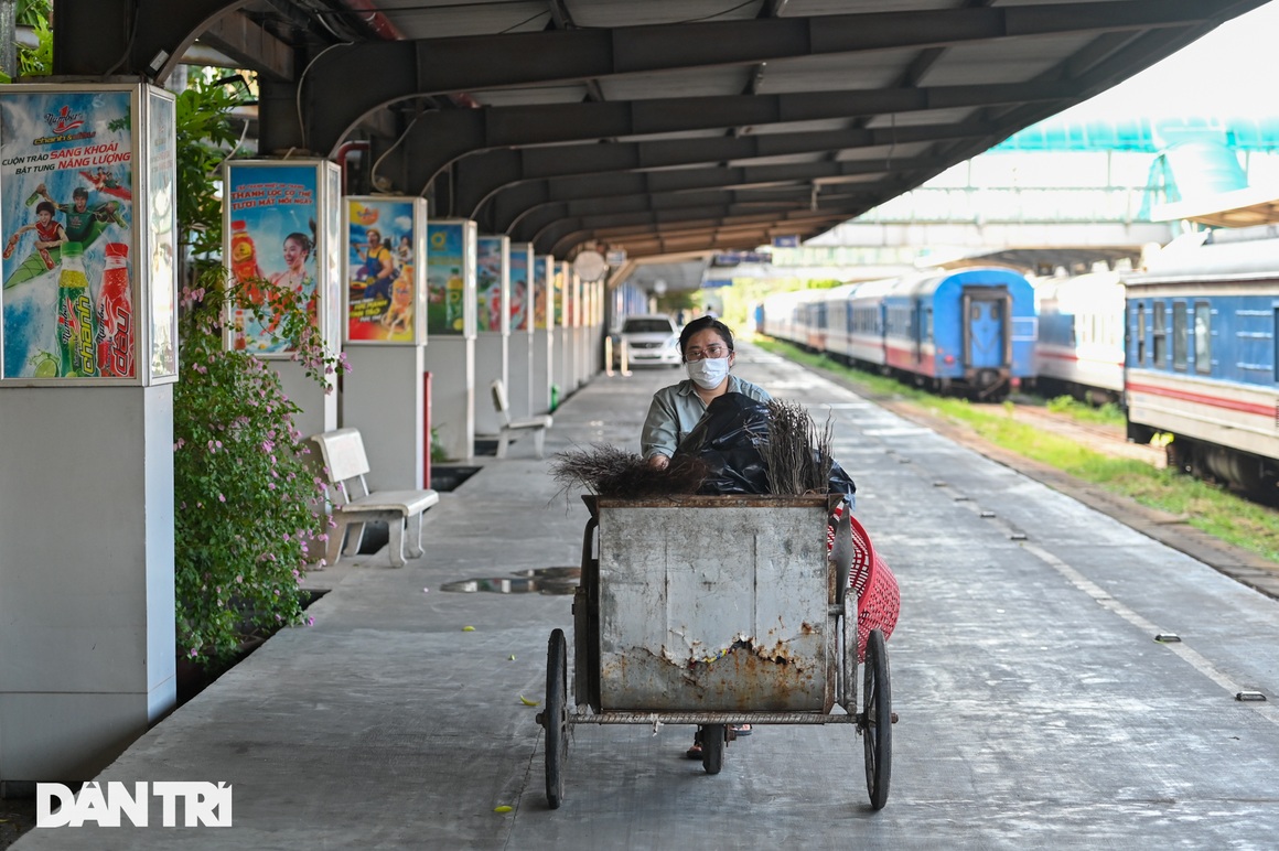 Ga Hà Nội: Hành khách phấn khởi mua vé chuyến tàu sau giãn cách đi TPHCM - 16 Ga Hà Nội: Hành khách phấn khởi mua vé chuyến tàu sau giãn cách đi TPHCM - 16