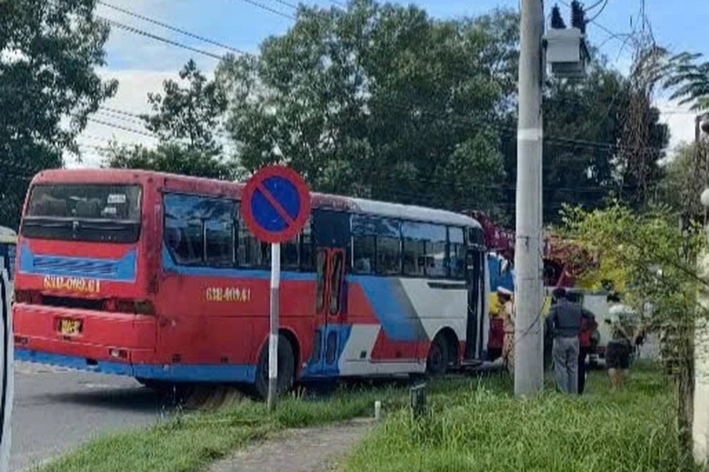 Bắt tài xế lùi ô tô cán tử vong nữ công nhân dừng xe đạp nghe điện thoại - 1