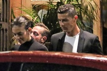 Mặc kệ nghi án hiếp dâm, C.Ronaldo vẫn cực “ngầu” hẹn hò với bồ xinh
