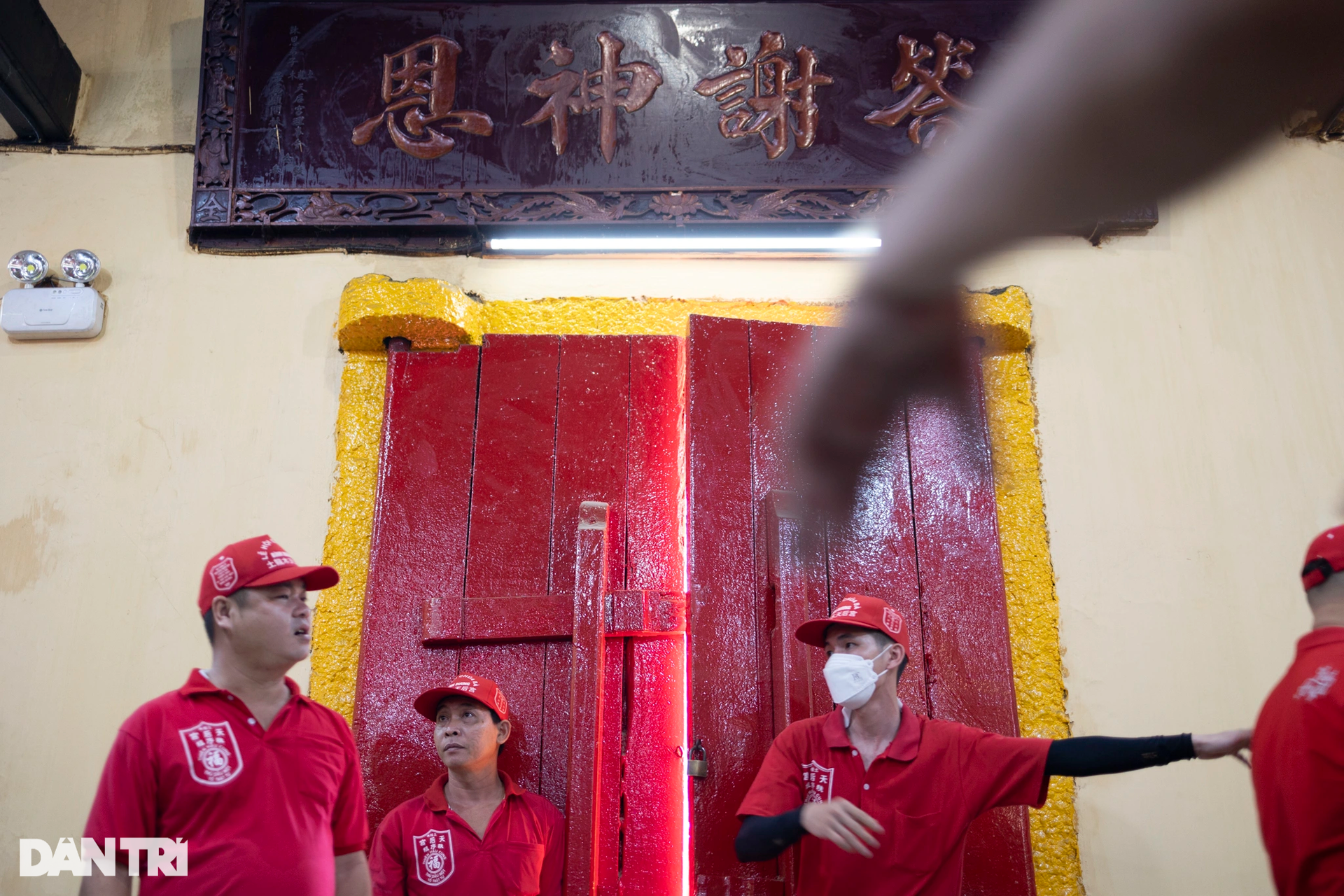 Người dân ngất xỉu khi chen chúc tại lễ rước kiệu Bà ở Bình Dương - 2 Người dân ngất xỉu khi chen chúc tại lễ rước kiệu Bà ở Bình Dương - 2