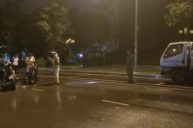 CSGT bất ngờ té ngửa khi giằng co với thanh niên đi đường?