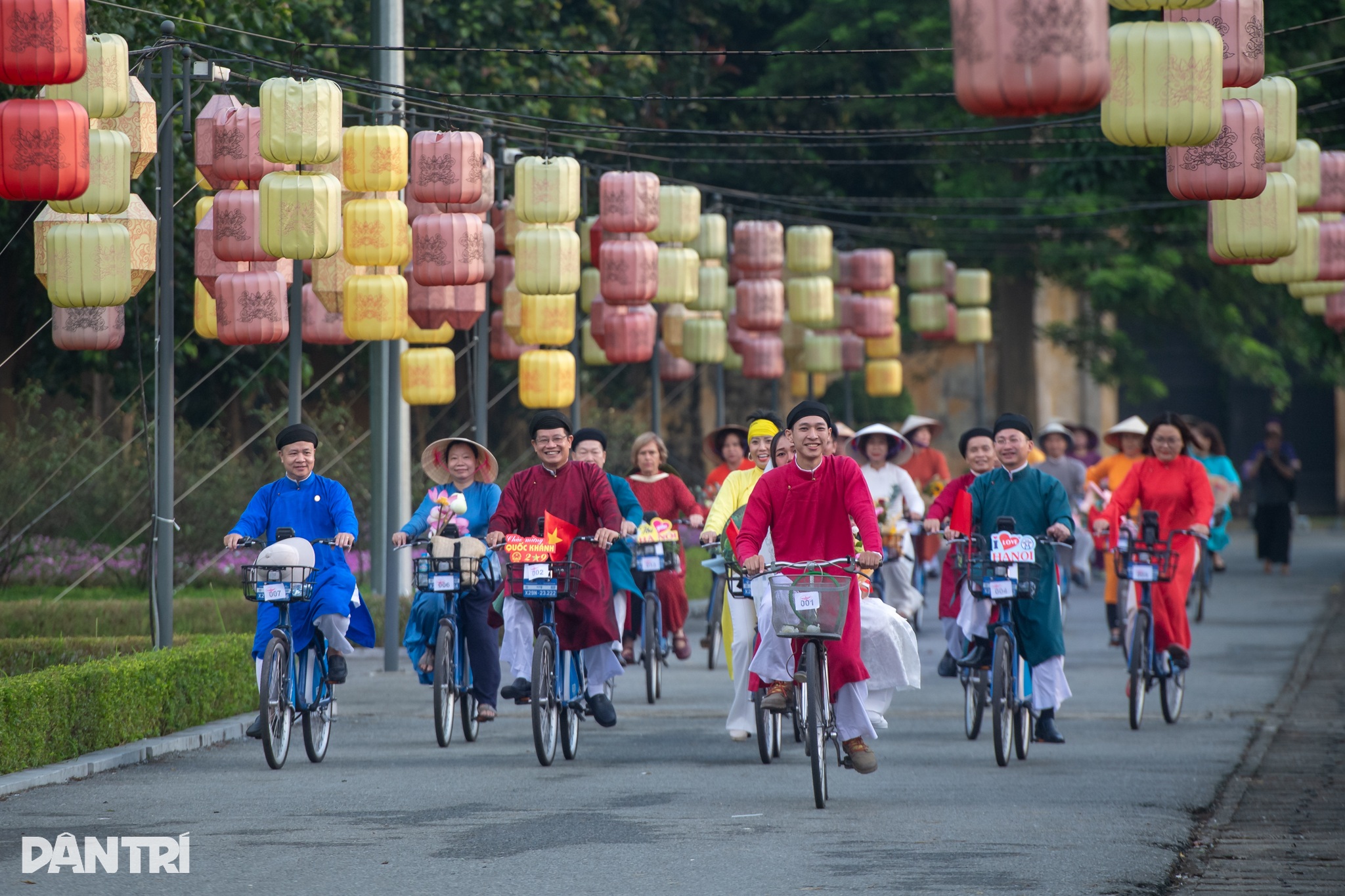 Hàng trăm người mặc áo dài, đạp xe diễu hành trên đường phố Hà Nội - 3 Hàng trăm người mặc áo dài, đạp xe diễu hành trên đường phố Hà Nội - 3