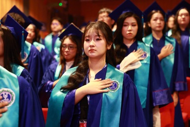 Lần đầu tiên, sinh viên luật TPHCM hứa “phụng sự công lý” ở lễ tốt nghiệp