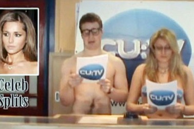 Xôn xao sinh viên ĐH Cambridge khỏa thân làm bản tin