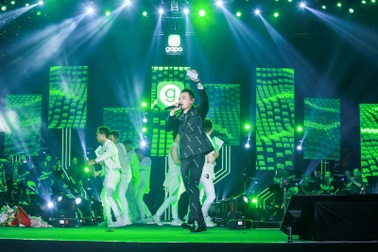 Hơn 10 nghìn khán giả Hà Nội cùng “lắc” Gapo kết bạn với Khắc Việt