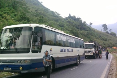 Hai ô tô “chốt chặn” Đèo Gió, quốc lộ tê liệt suốt 18 tiếng