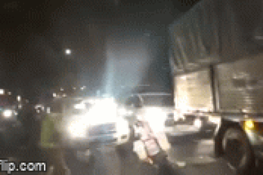 Tài xế ô tô "điên cuồng" lao xe vào mô tô CSGT hòng thoát thân